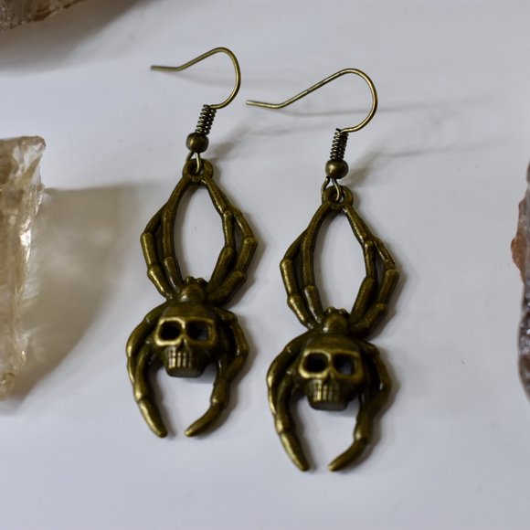 💍2/$20! Handmade Antique Gold Skull & Spider Earrings - Picture 4 of 4
